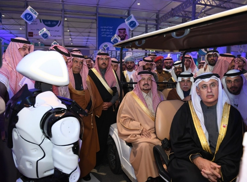 أمير الرياض خلال جولة بالمعرض (منشآت)