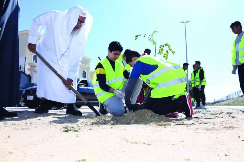 جانب من إحدى المبادرات التطوعية لزراعة الأشجار (مكة)