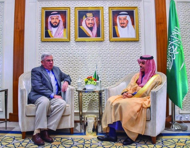 فيصل بن فرحان لدى لقائه جون أبي زيد (واس)