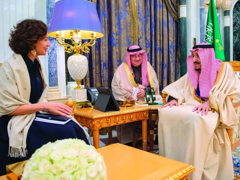 الملك سلمان لدى لقائه أودري أزولاي أمس (واس)