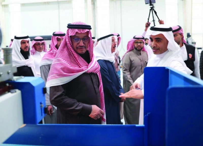 حمد آل الشيخ لدى زيارته جامعة الإمام عبدالرحمن بن فيصل بالدمام أمس (مكة)
