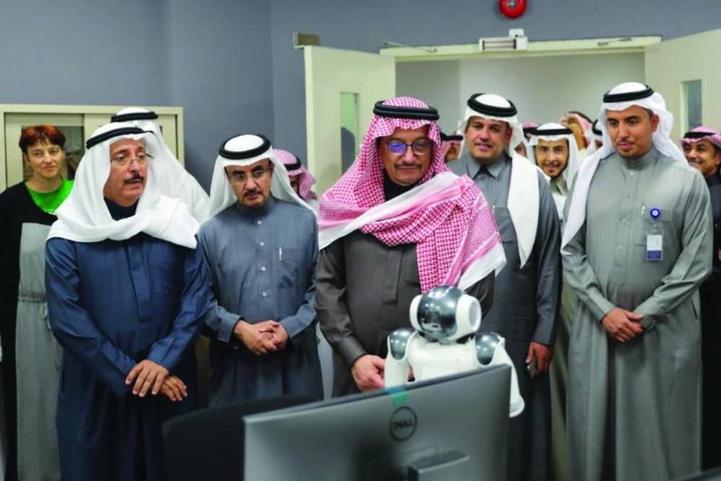 حمد آل الشيخ لدى زيارته جامعة الإمام عبدالرحمن بن فيصل بالدمام أمس (مكة)