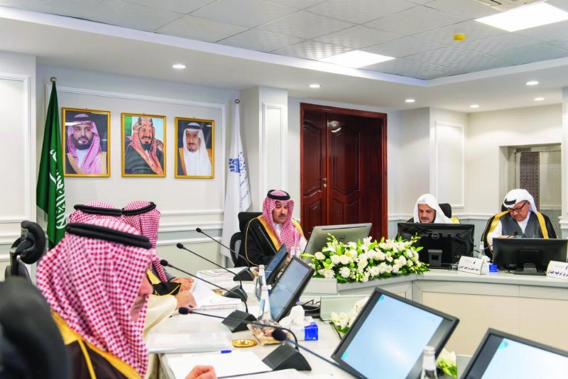 فيصل بن سلمان خلال ترؤسه أعمال الجلسة الأولى (مكة)