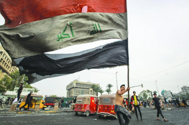 متظاهرون يلوحون بالعلم العراقي (د ب أ)