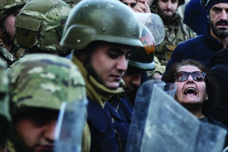 جنود لبنانيون يتصدون للمحتجين قريبا من السفارة الأمريكية (د ب أ)