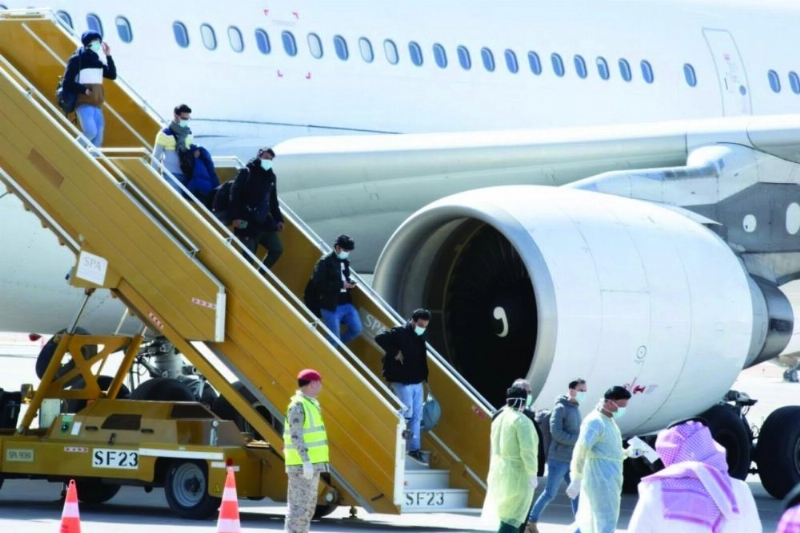 الطلاب السعوديون لدى وصولهم إلى المطار بالرياض أمس (مكة)