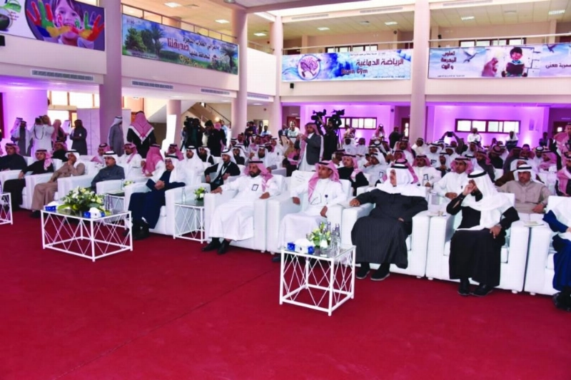 آل الشيخ إلى جانب عدد من الحضور خلال افتتاح أحد المشاريع (مكة)