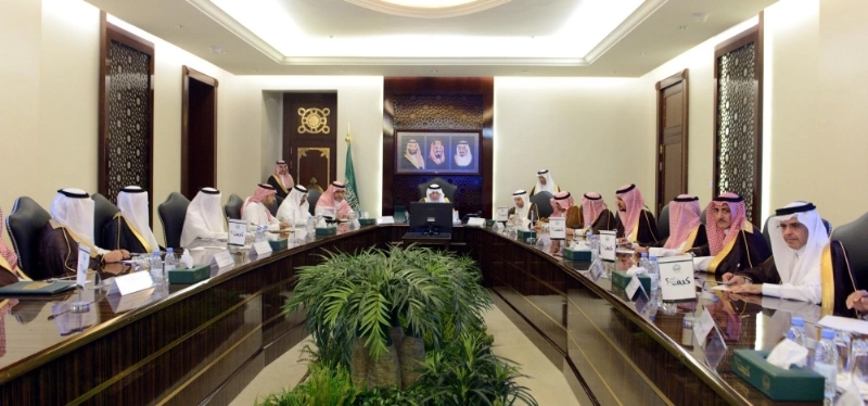 خالد الفيصل خلال ترؤسه الاجتماع (مكة)