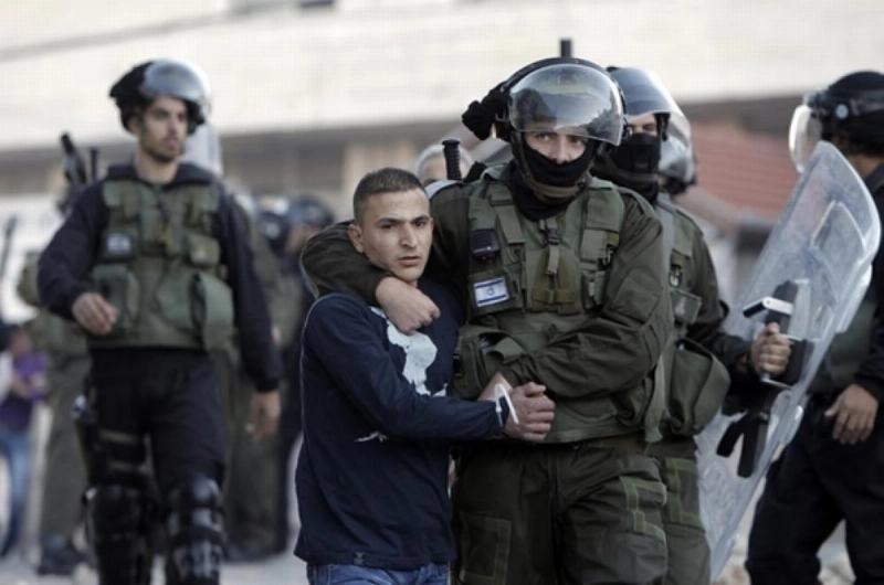 عناصر من الجيش الإسرائيلي يقبضون على شاب فلسطيني (مكة)