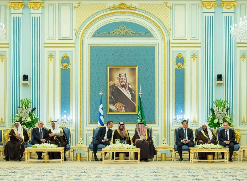 الملك سلمان لدى استقباله كيرياكوس ميتسوتاكيس بالرياض أمس (واس)