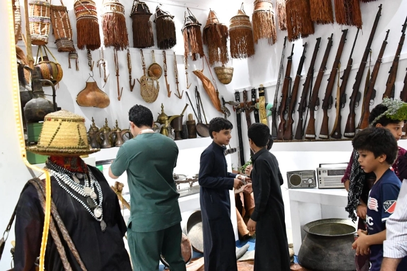 زوار يتجولون في المتحف (مكة)