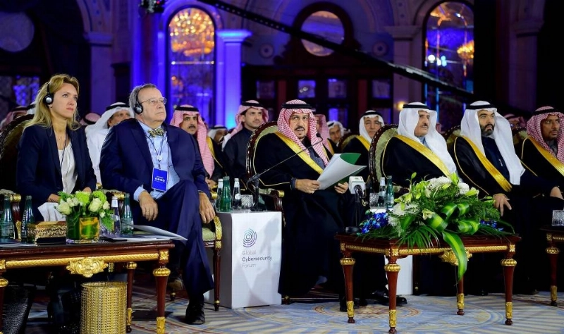فيصل بن بندر لدى افتتاحه منتدى الأمن السيبراني في الرياض أمس (مكة)