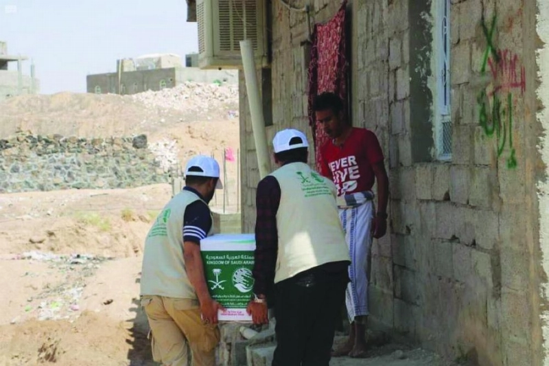 فريق المركز يوصل سلة غذائية لأحد اليمنيين (واس)