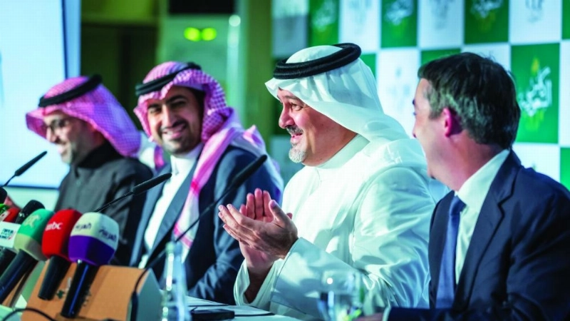 بندر بن خالد يتفاعل مع الحضور خلال المؤتمر (مكة)