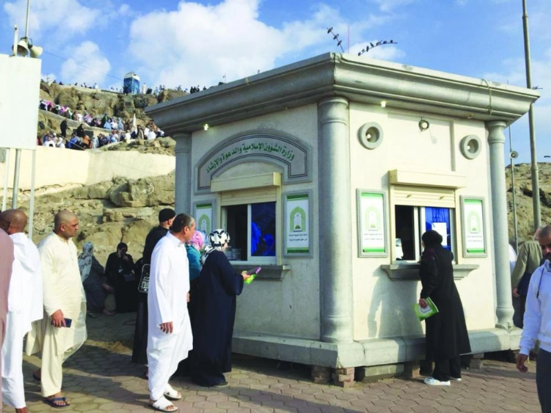 معتمرون وزوار يتجهون إلى كبائن الإرشاد (مكة)