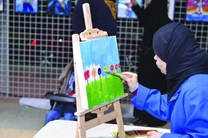 طالبة خلال مشاركتها في الملتقى (واس)