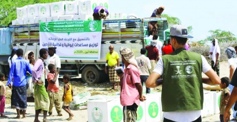 يمنيون يترقبون وصول شاحنة مساعدات سعودية (واس)