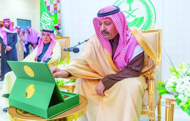 حسام بن سعود خلال افتتاح المشاريع (واس)