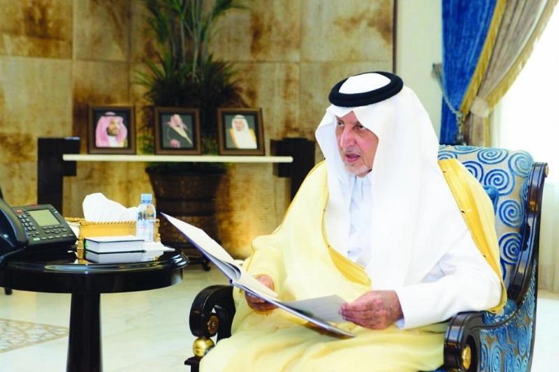 خالد الفيصل لدى استقباله محمد التميمي (مكة)