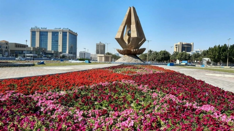 من زراعة الزهور في شوارع الخبر (مكة)
