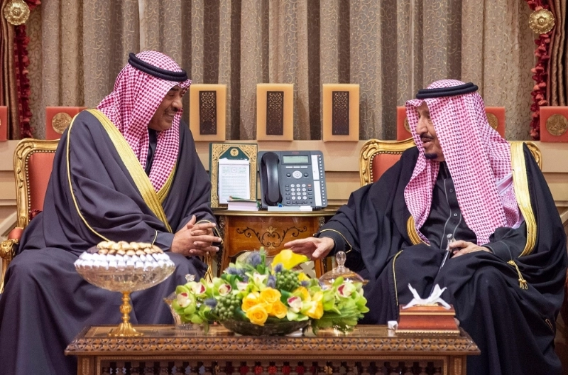 الملك سلمان والشيخ صباح الصباح خلال لقائهما في الرياض أمس (واس)