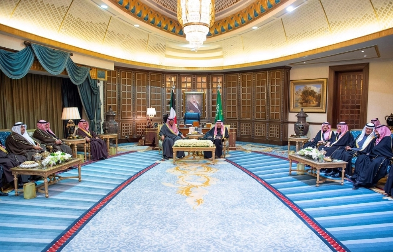 الملك سلمان والشيخ صباح الصباح خلال مباحثاتهما في الرياض أمس (واس)