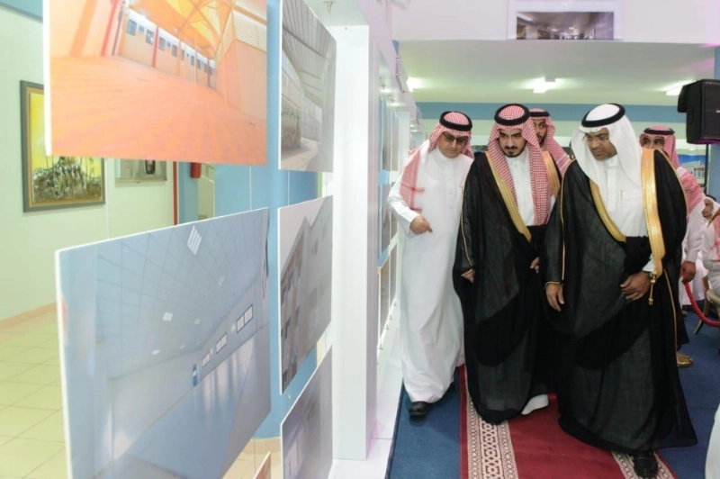 بدر بن سلطان يتجول بأحد المشاريع التعليمية (مكة)