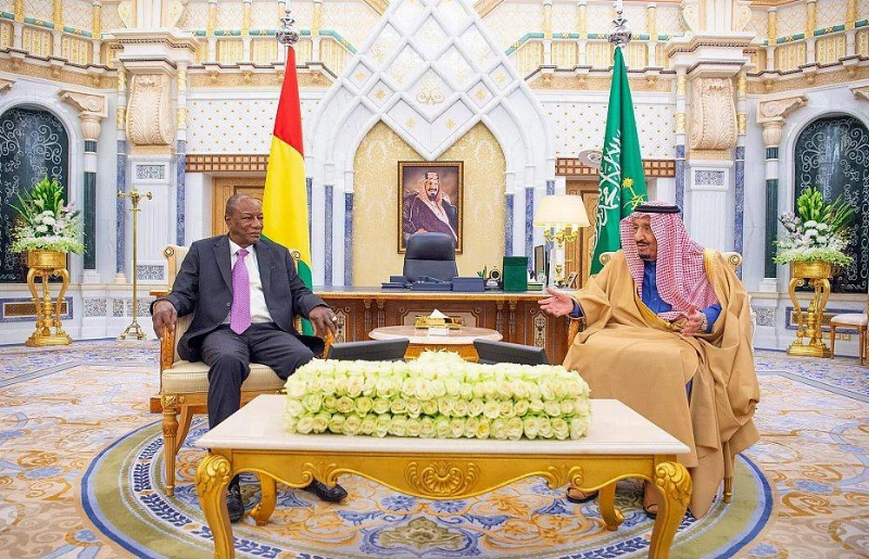 خادم الحرمين الشريفين خلال الاستقبال