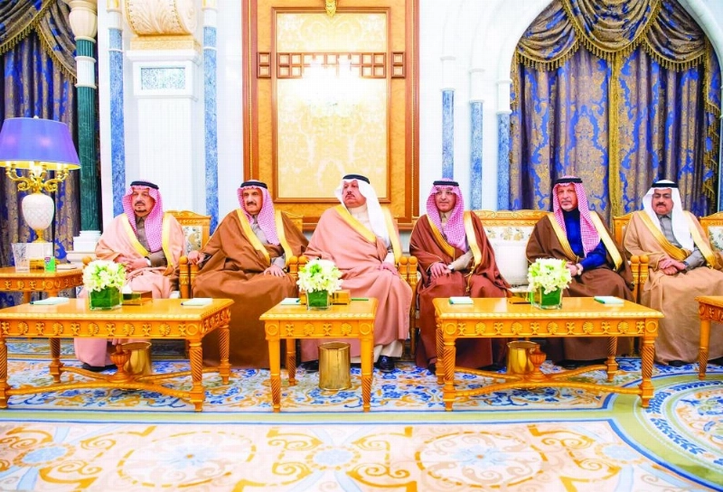 أمراء ومسؤولون خلال الاستقبال
