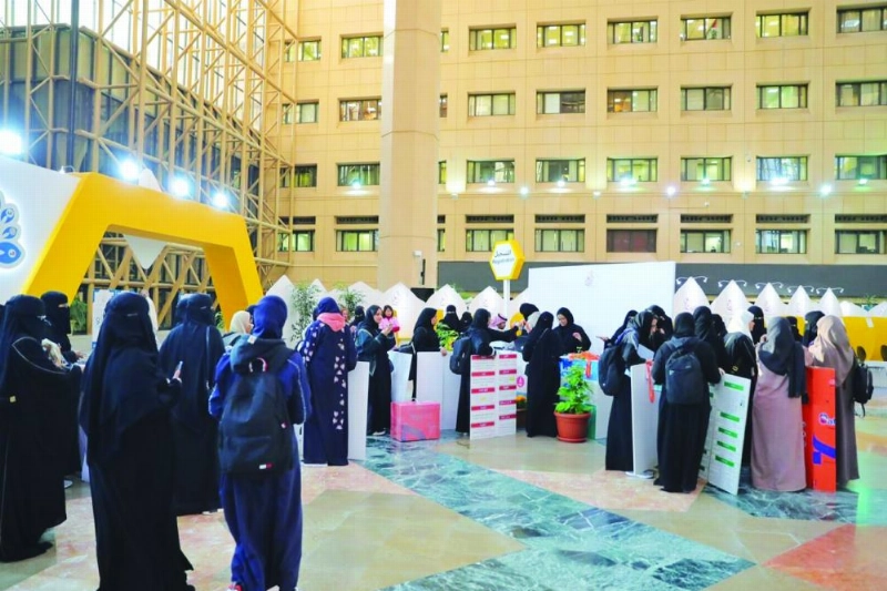 طالبات خلال تركيب لوحات المشروعات