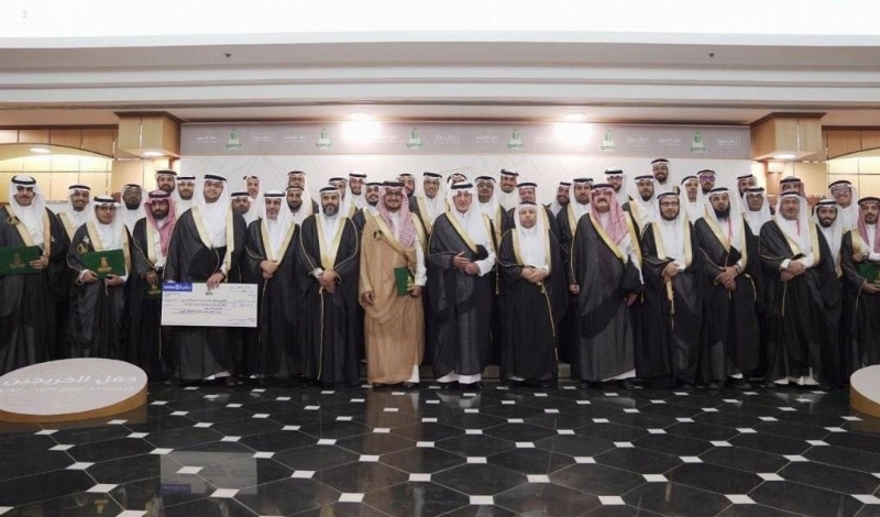الفيصل خلال حفل تخريج طلاب جامعة الملك عبدالعزيز (واس)