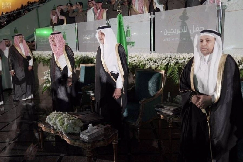 الفيصل خلال حفل تخريج طلاب جامعة الملك عبدالعزيز (واس)
