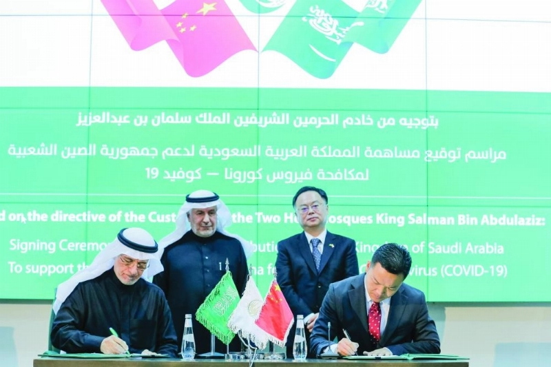 الربيعة والسفير الصيني خلال توقيع العقود (مكة)