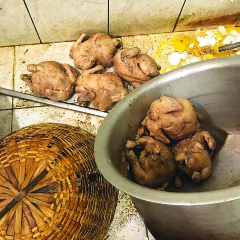 دجاج فاسد في المطبخ (مكة)