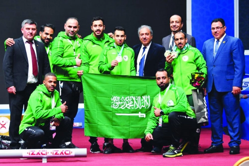 أثقال السعودية يحتفل بإنجازه (إعلامي الأثقال)