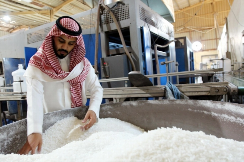 شباب وفتيات بجازان يعملون في مشاريعهم الاستثمارية الخاصة (واس)