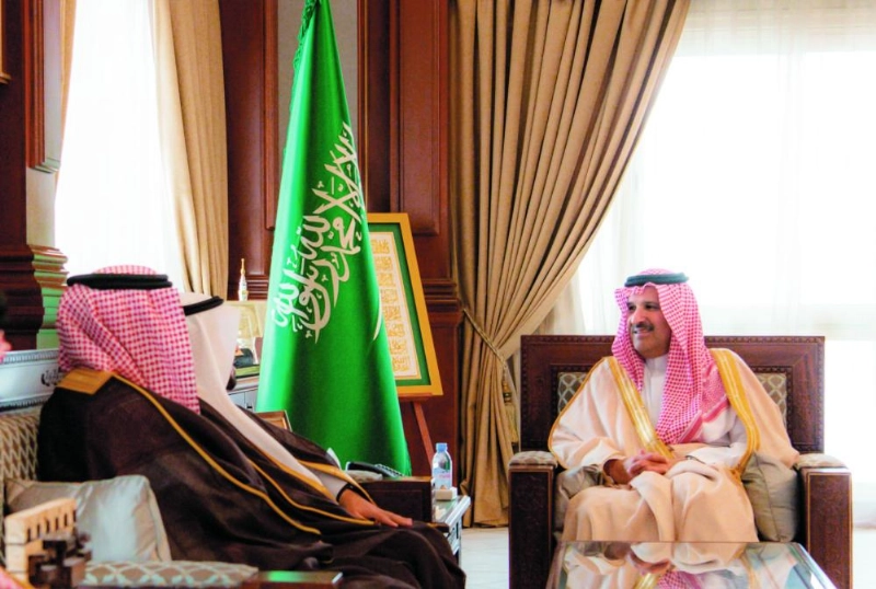 فيصل بن سلمان خلال لقائه فهد السديري (واس)