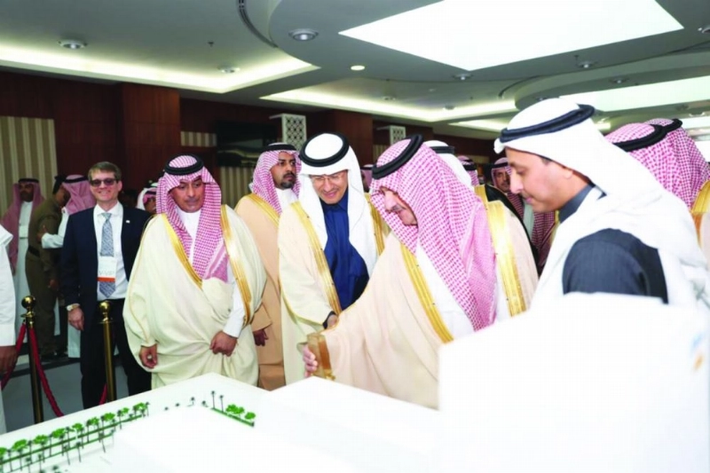 أمير الشرقية ووزير الطاقة خلال المؤتمر (وزارة الطاقة)