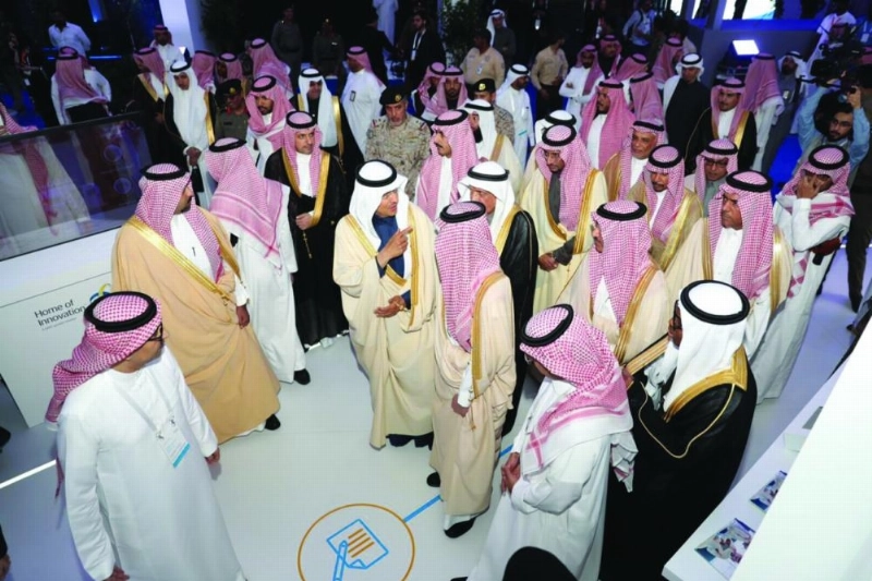 وزير الطاقة متحدثا مع أمير الشرقية خلال المؤتمر (سابك)