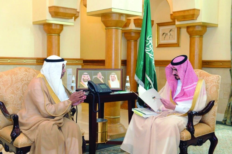 بدر بن سلطان خلال استقباله عبدالفتاح مشاط (مكة)