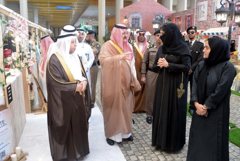 مشعل بن ماجد خلال زيارته معرض صنع بيدي (مكة)