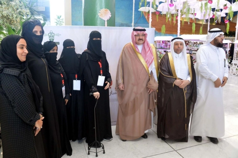مشعل بن ماجد خلال زيارته معرض صنع بيدي (مكة)