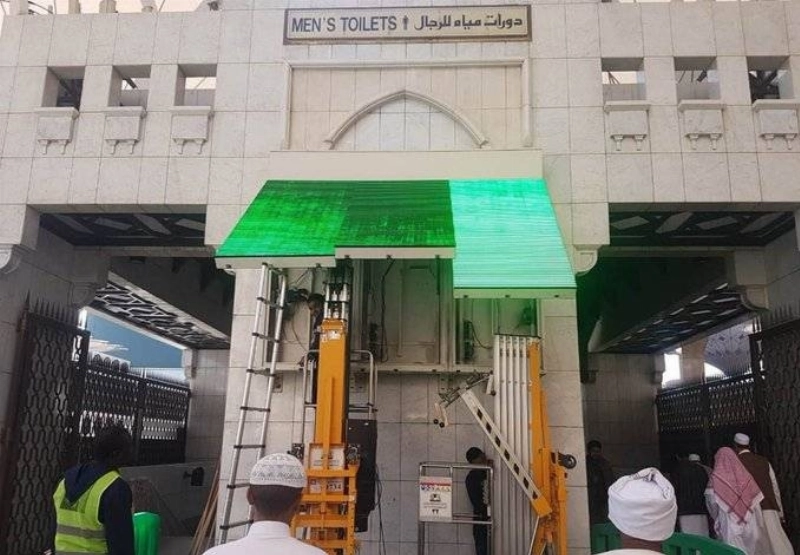 من العمل على تركيب الشاشات (مكة)