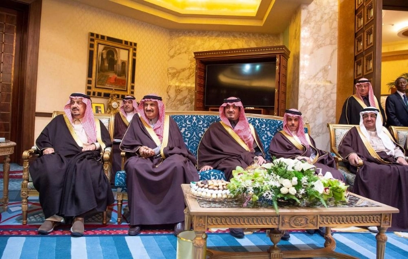 أمراء ومسؤولون خلال الاستقبال
