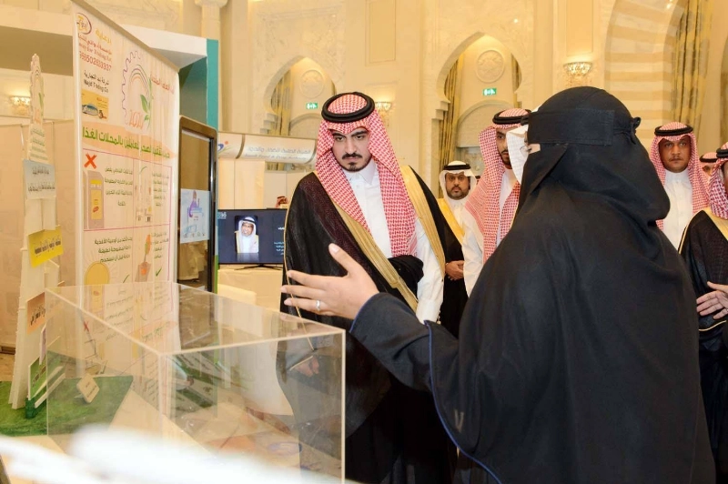 بدر بن سلطان مطلعا على معرض الجهات المشاركة