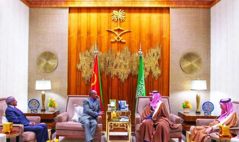 الأمير محمد بن سلمان لدى اجتماعه مع أسياس أفورقي بالرياض أمس (واس)