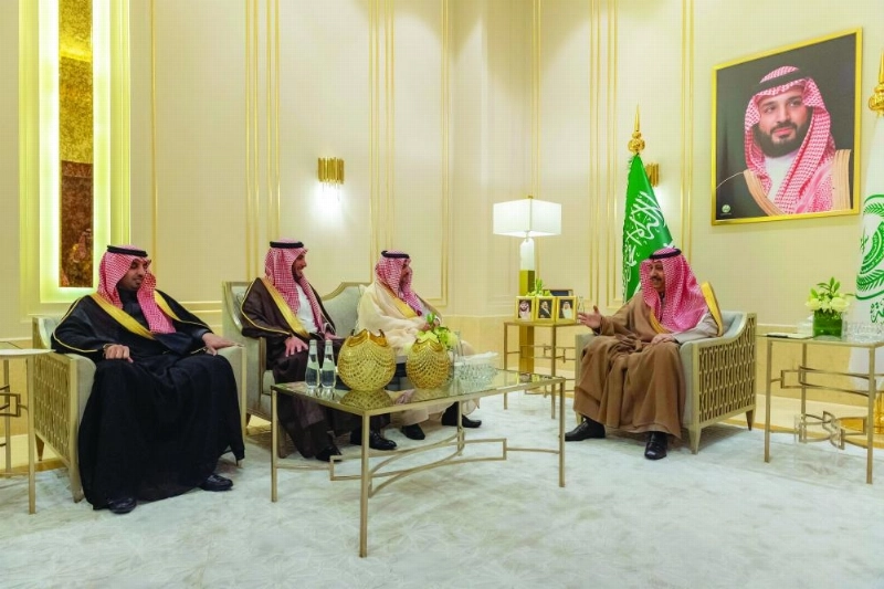 حسام بن سعود لدى استقباله العوهلي والتميمي (واس)
