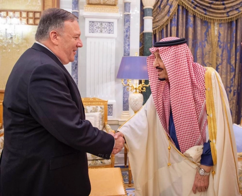 خادم الحرمين الشريفين أثناء استقبال وزير الخارجية الأمريكي