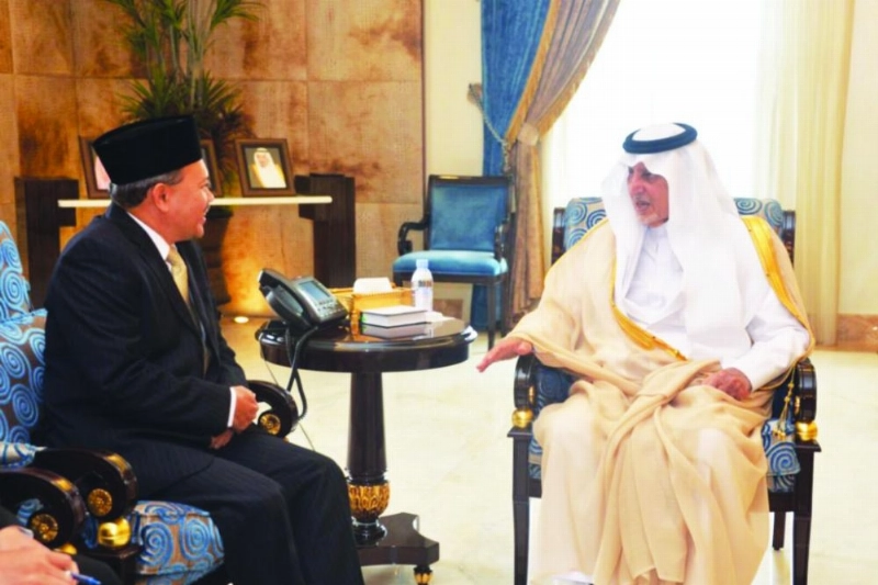 خالد الفيصل مستقبلا القنصل العام الإندونيسي (مكة)