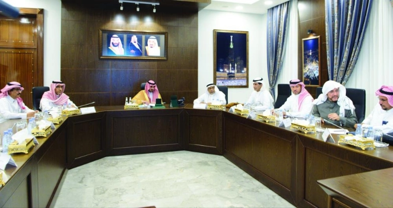 بدر بن سلطان لدى ترؤسه الاجتماع (مكة)